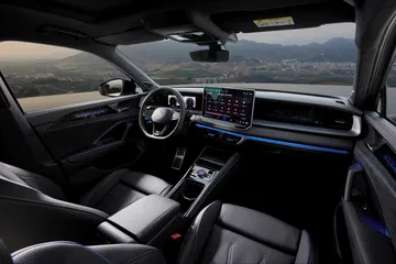 Cabina del Volkswagen Tayron 2025, con acabados modernos y tecnología de vanguardia.