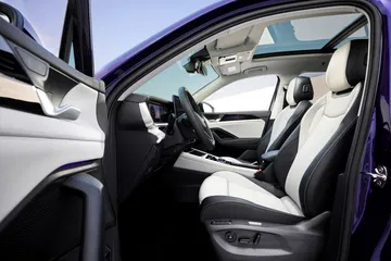 Vista lateral del interior del Volkswagen Tayron, destacando su amplitud y diseño moderno.