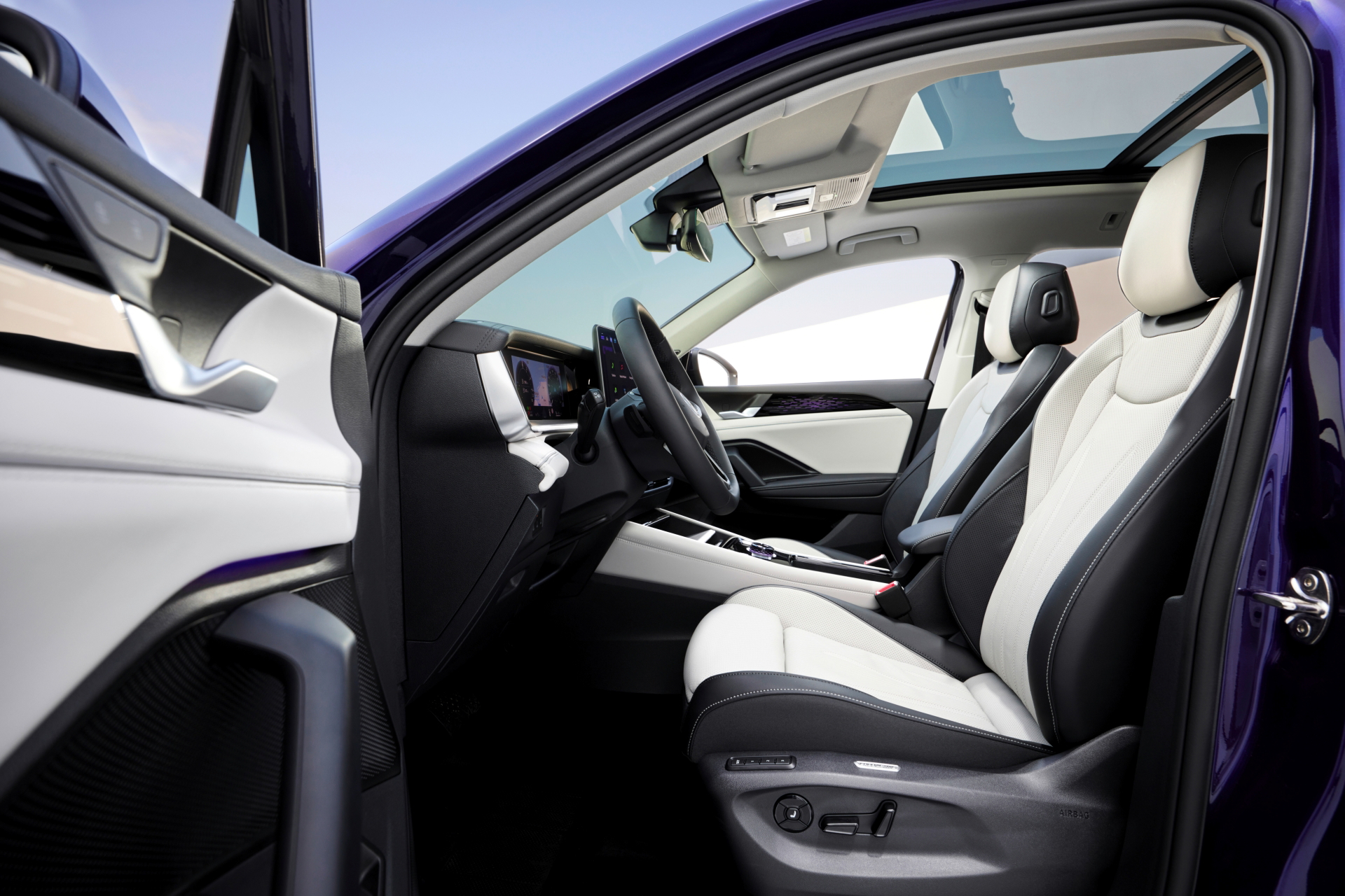 Vista lateral del interior del Volkswagen Tayron, destacando su amplitud y diseño moderno.