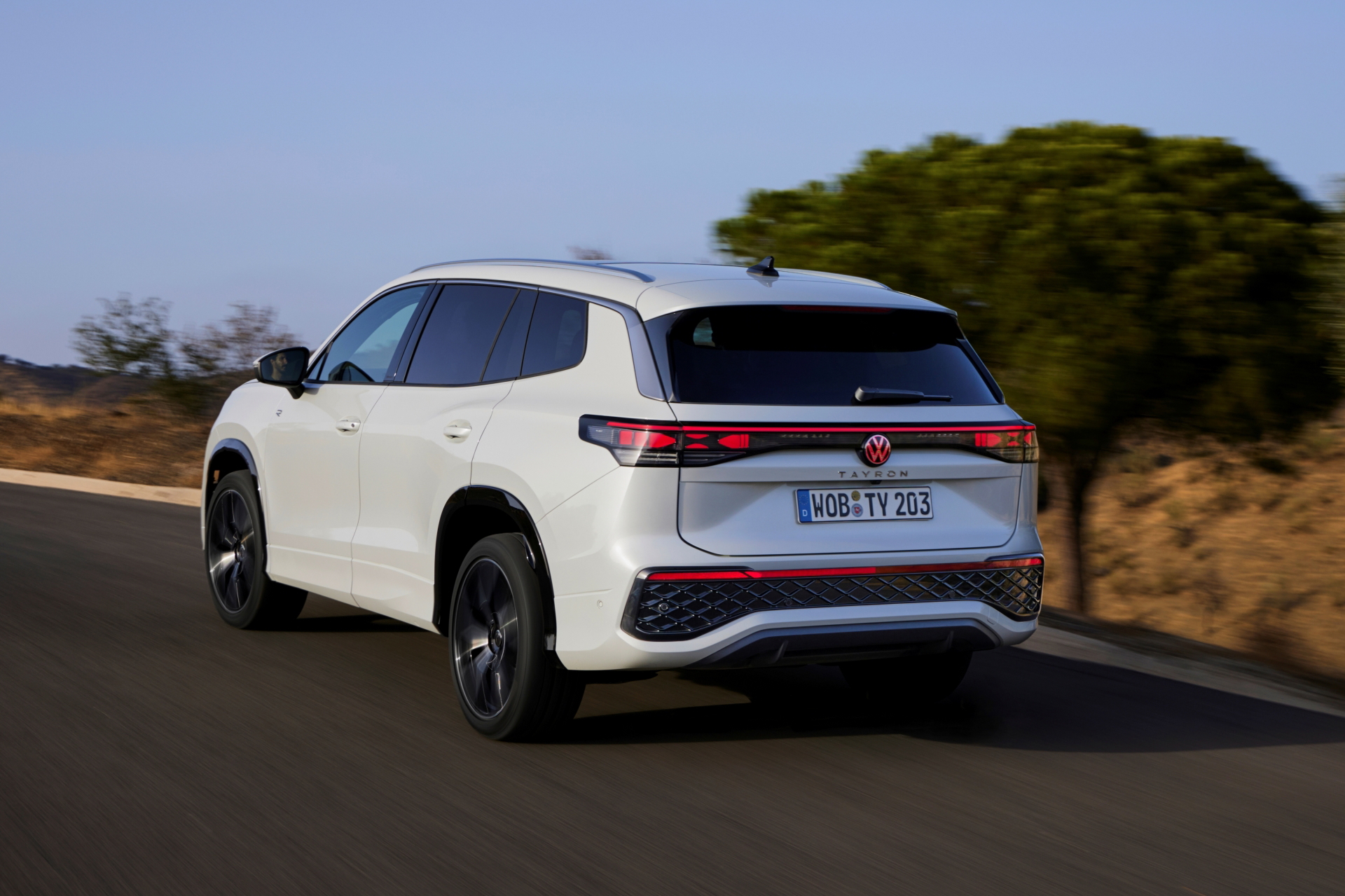 Perfil dinámico ilustra líneas elegantes y robustez SUV Volkswagen Tayron