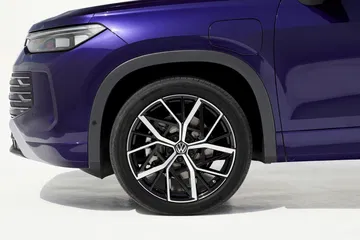 Vista lateral del Volkswagen Tayron 2025 destacando diseño y llantas.