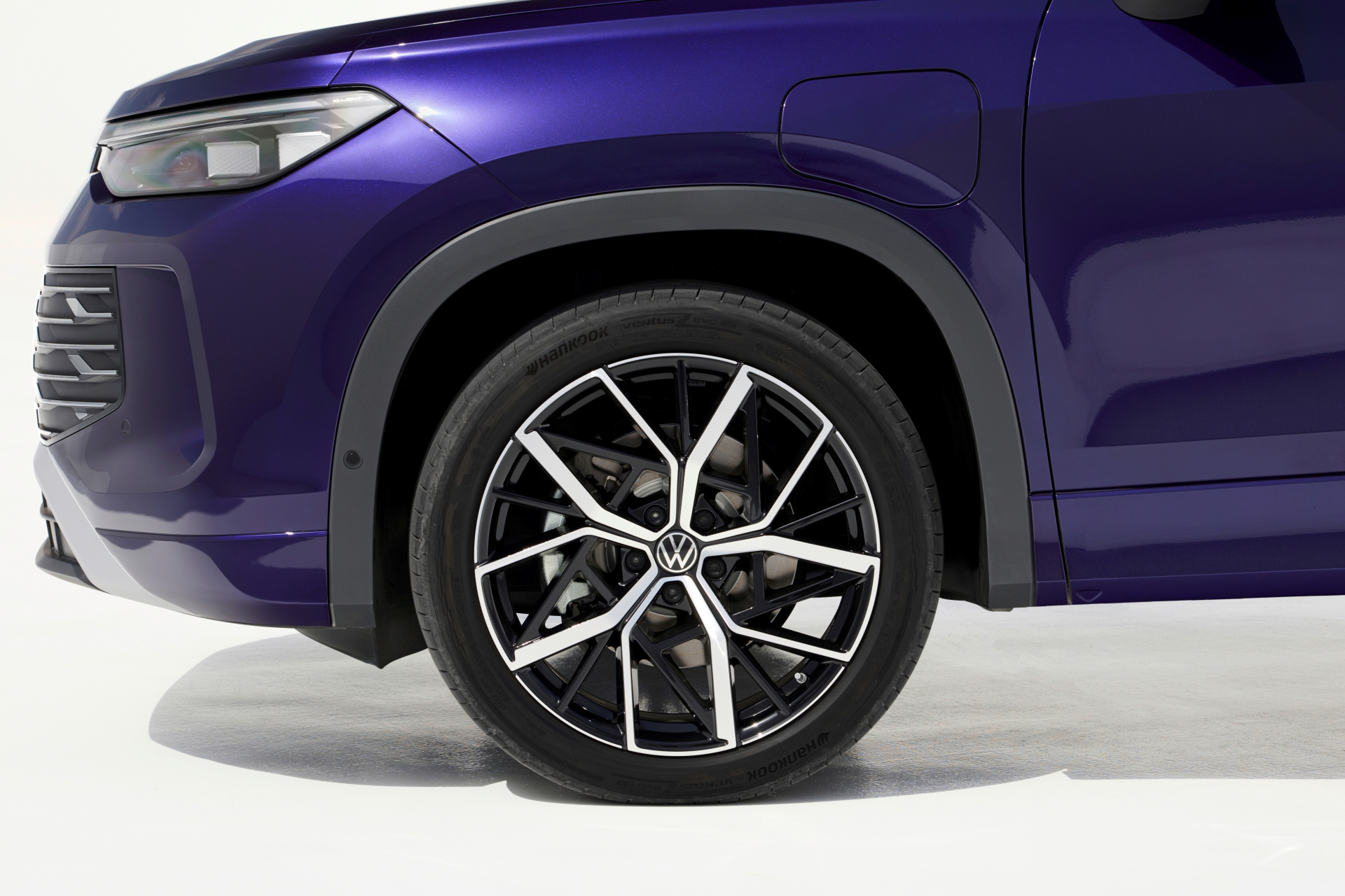 Vista lateral del Volkswagen Tayron 2025 destacando diseño y llantas.