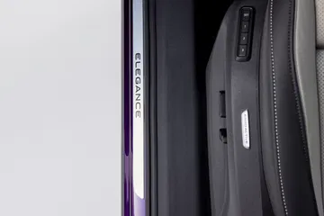 Vista parcial que muestra la elegancia y modernidad del diseño lateral del Volkswagen Tayron 2025.