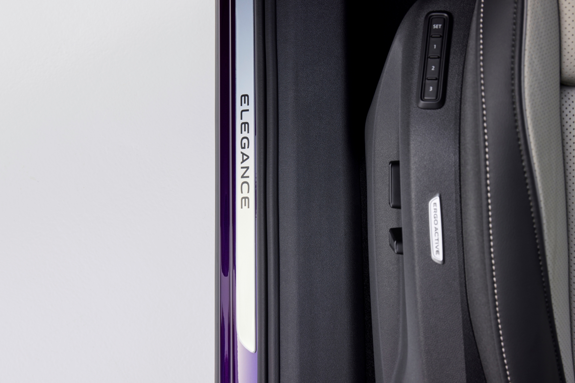 Vista parcial que muestra la elegancia y modernidad del diseño lateral del Volkswagen Tayron 2025.