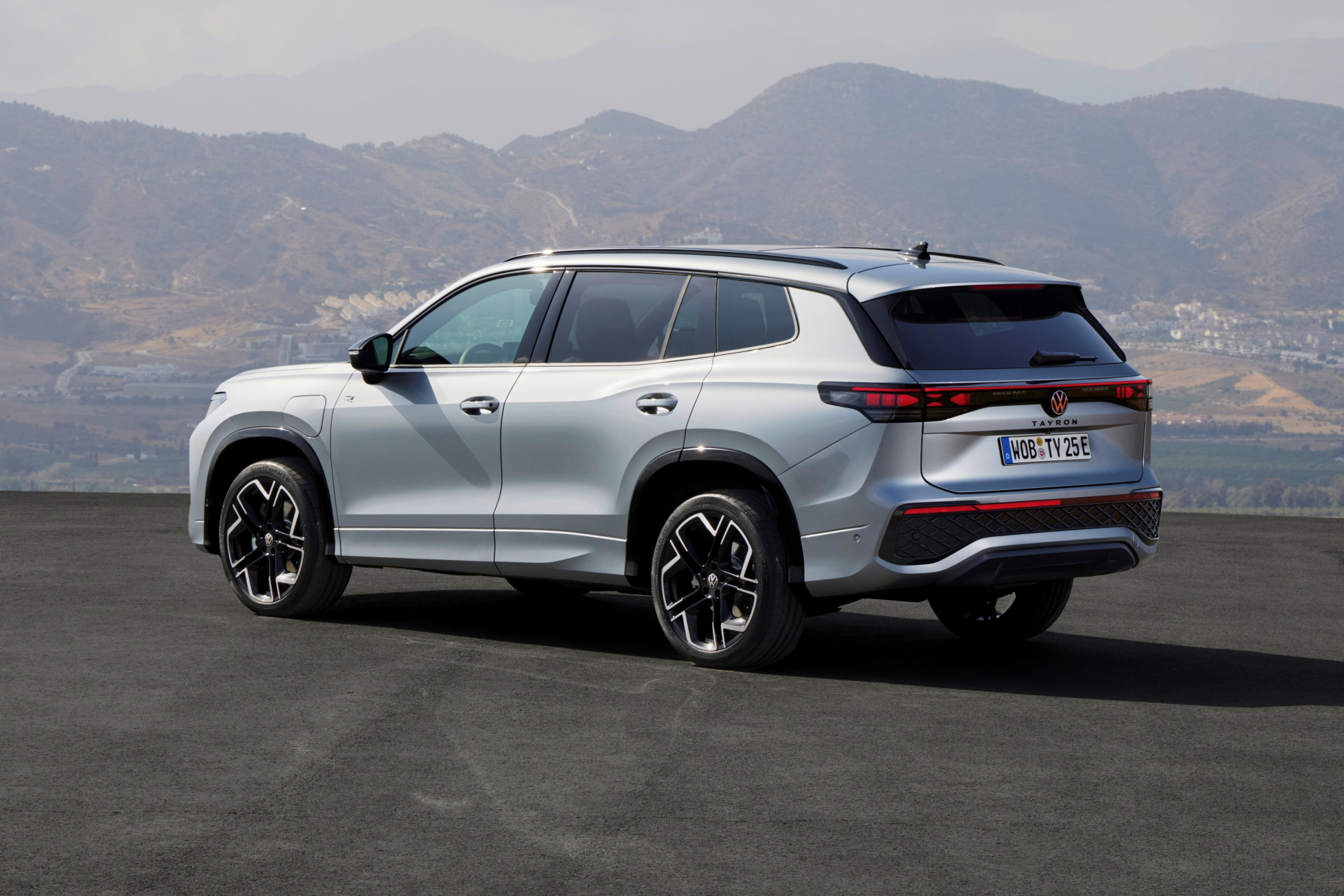 Volkswagen Tayron 2025, imponente diseño lateral.