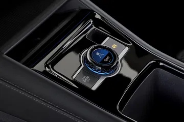 Selector de marchas sofisticado con iluminación ambiental.