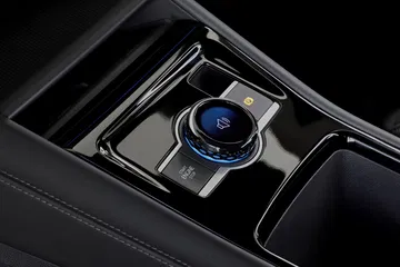 Selector de marchas con acabado sofisticado, clave en la ergonomía del Volkswagen Tayron 2025.