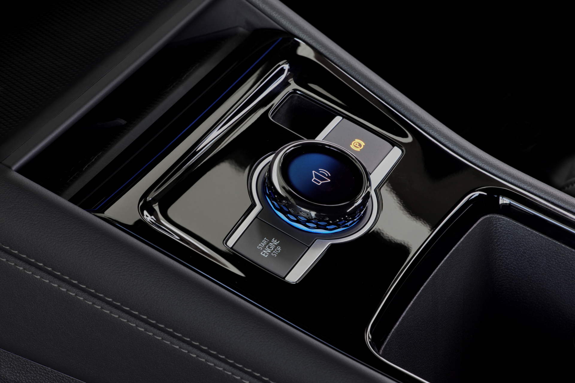 Selector de marchas con acabado sofisticado, clave en la ergonomía del Volkswagen Tayron 2025.