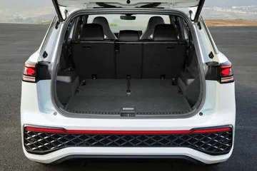 Vista trasera del Volkswagen Tayron 2025 revela líneas limpias y maletero espacioso.