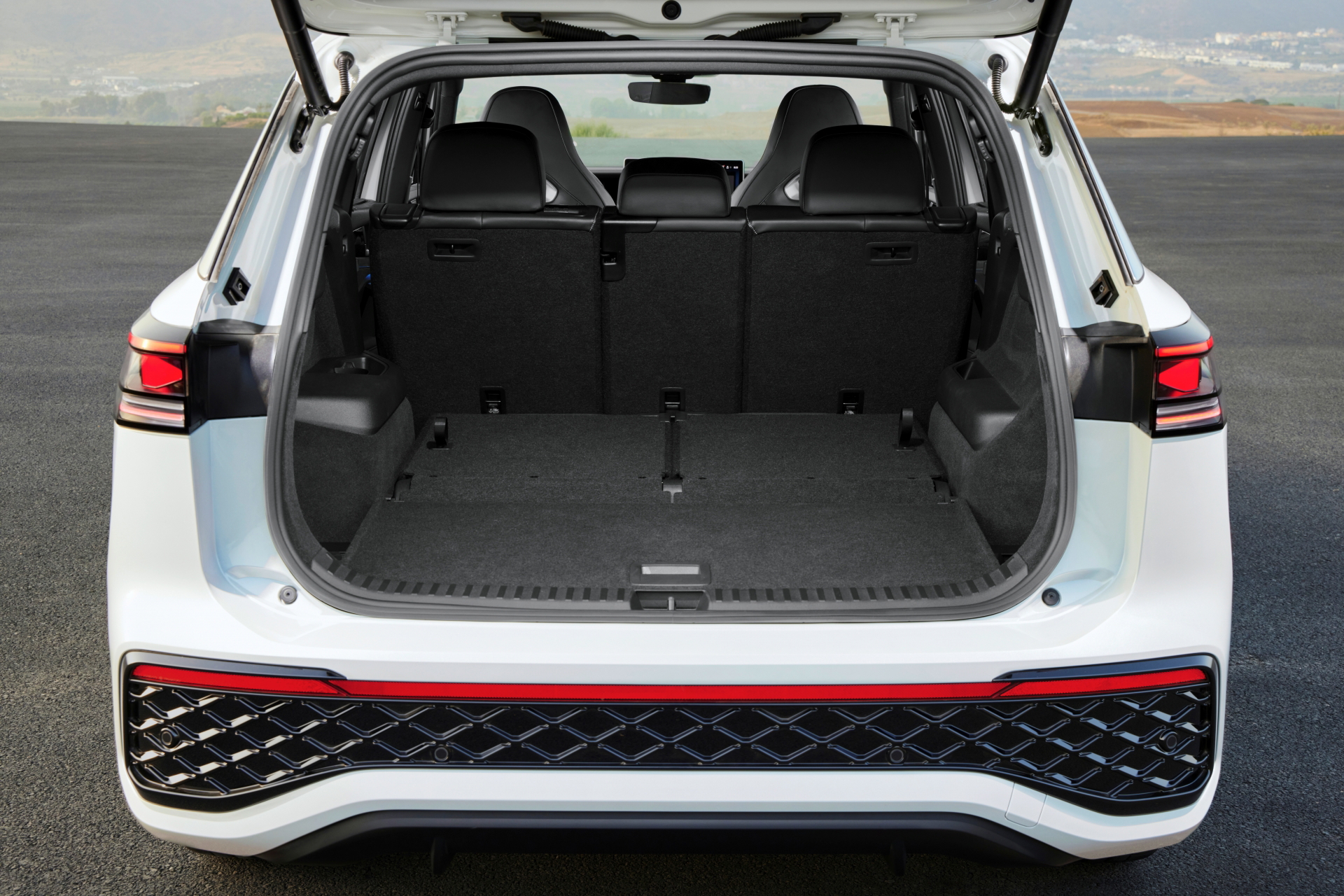 Vista trasera del Volkswagen Tayron 2025 revela líneas limpias y maletero espacioso.