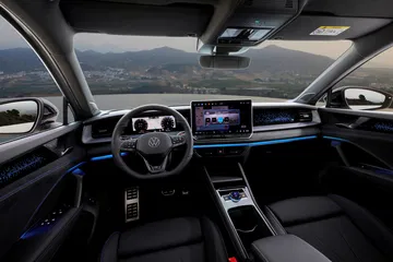 Espaciosa cabina del Volkswagen Tayron 2025 con acabados modernos y tecnológicos.