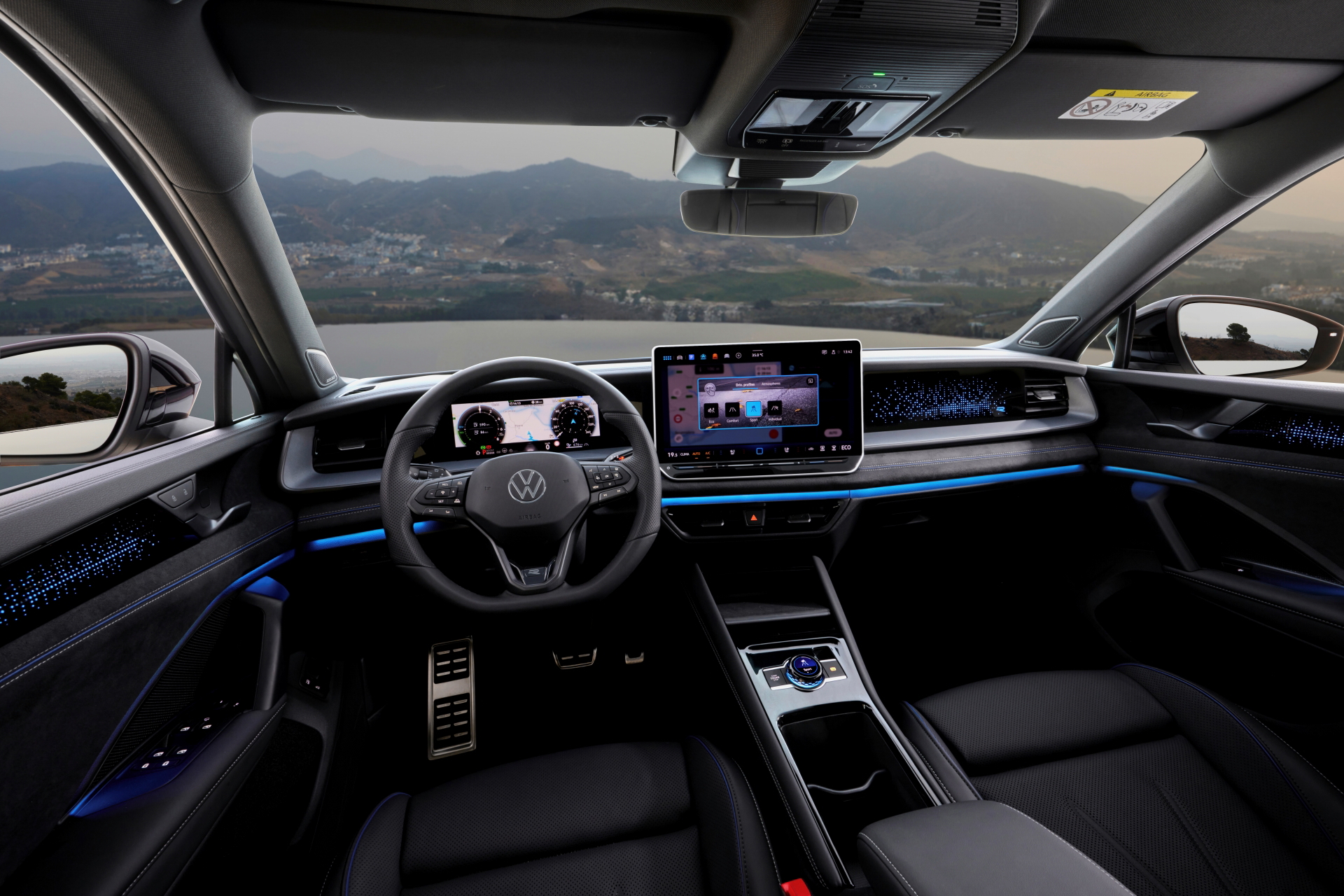 Espaciosa cabina del Volkswagen Tayron 2025 con acabados modernos y tecnológicos.