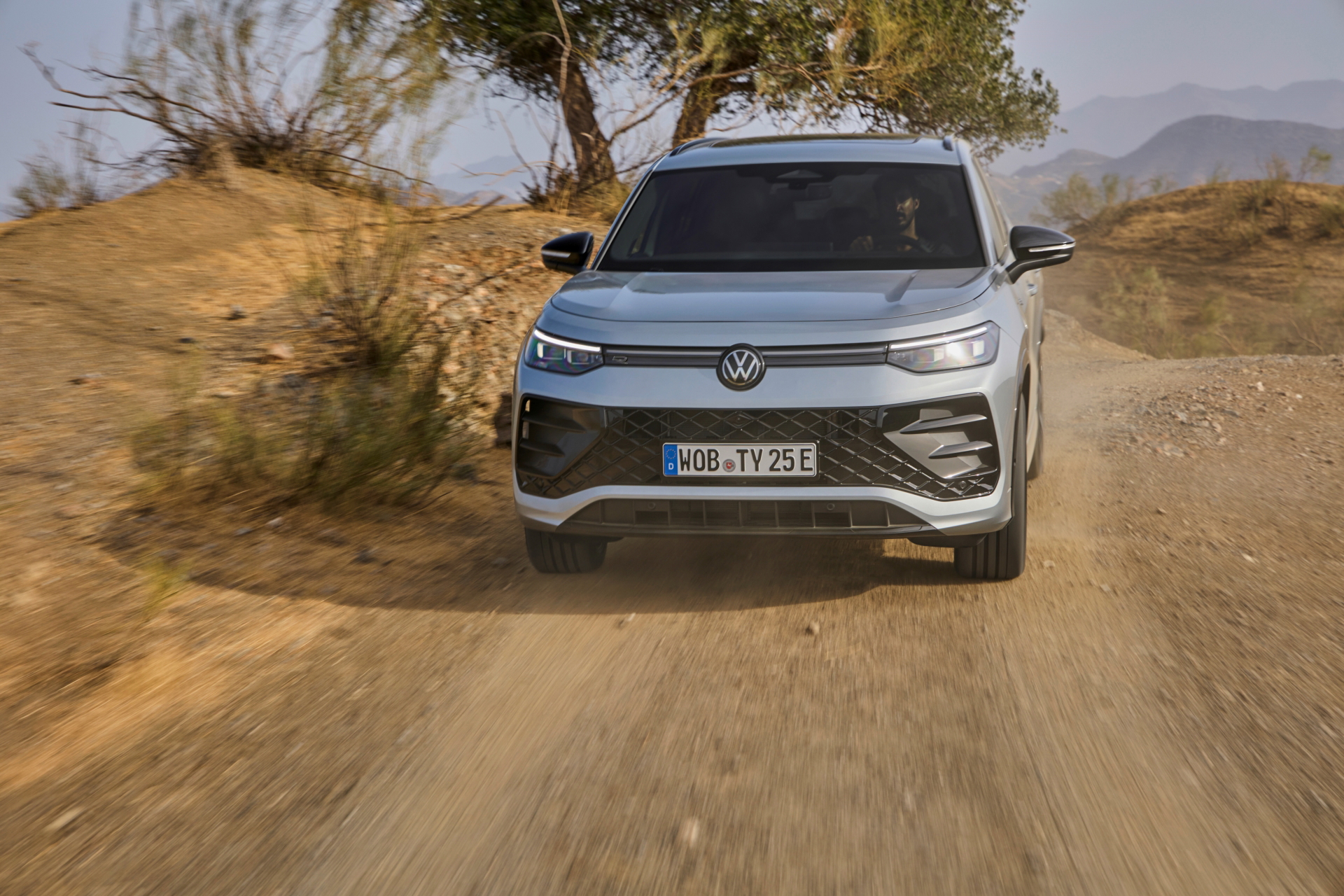 Volkswagen Tayron 2025 en acción, mostrando su robustez y diseño vanguardista.