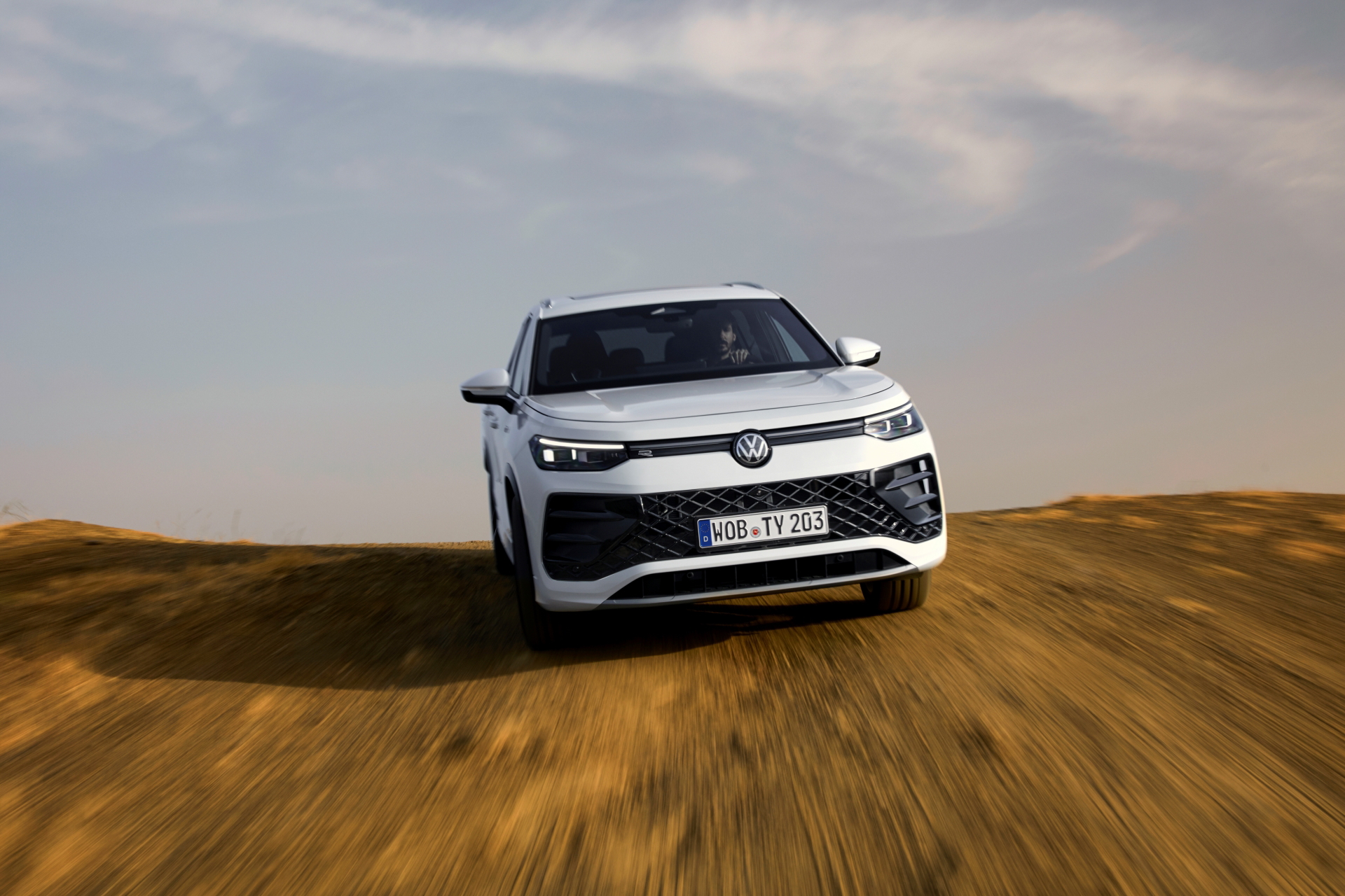 SUV Volkswagen Tayron, enfoque dinámico mostrando su robusta y moderna estética