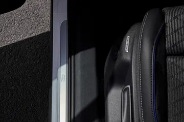 Vista lateral del nuevo Volkswagen Tayron 2025 revela líneas robustas y modernas.