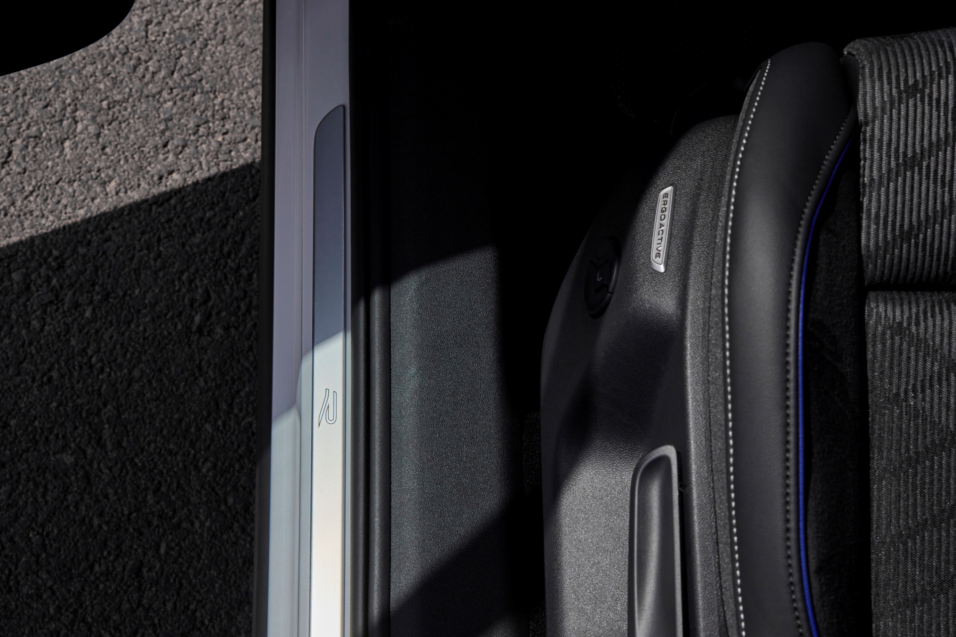 Vista lateral del nuevo Volkswagen Tayron 2025 revela líneas robustas y modernas.