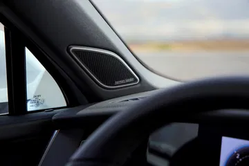 Cobertura lateral interior del Volkswagen Tayron 2025, con enfoque en diseño y ergonomía.