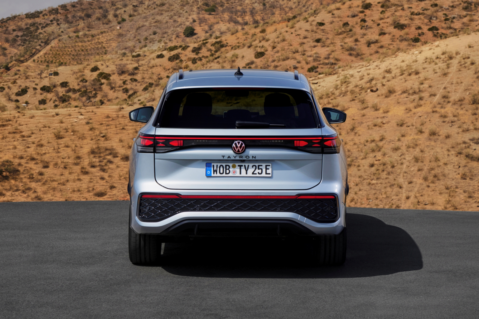 Vista trasera Volkswagen Tayron 2025, mostrando líneas dinámicas y robustez.
