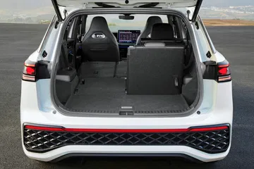 Volkswagen Tayron 2025 muestra su robusta zaga y diseño lateral dinámico.