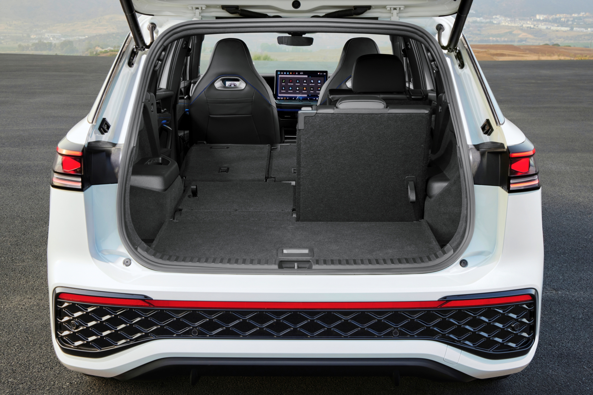 Volkswagen Tayron 2025 muestra su robusta zaga y diseño lateral dinámico.