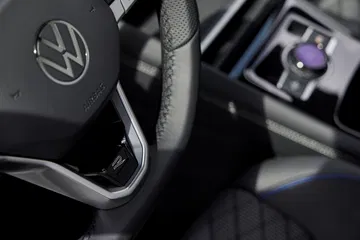 Detalle del volante con el emblemático logo de Volkswagen.
