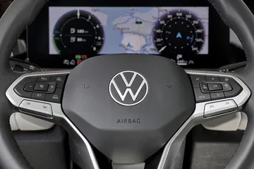 Volante e instrumentación digital del Volkswagen Tayron 2025.
