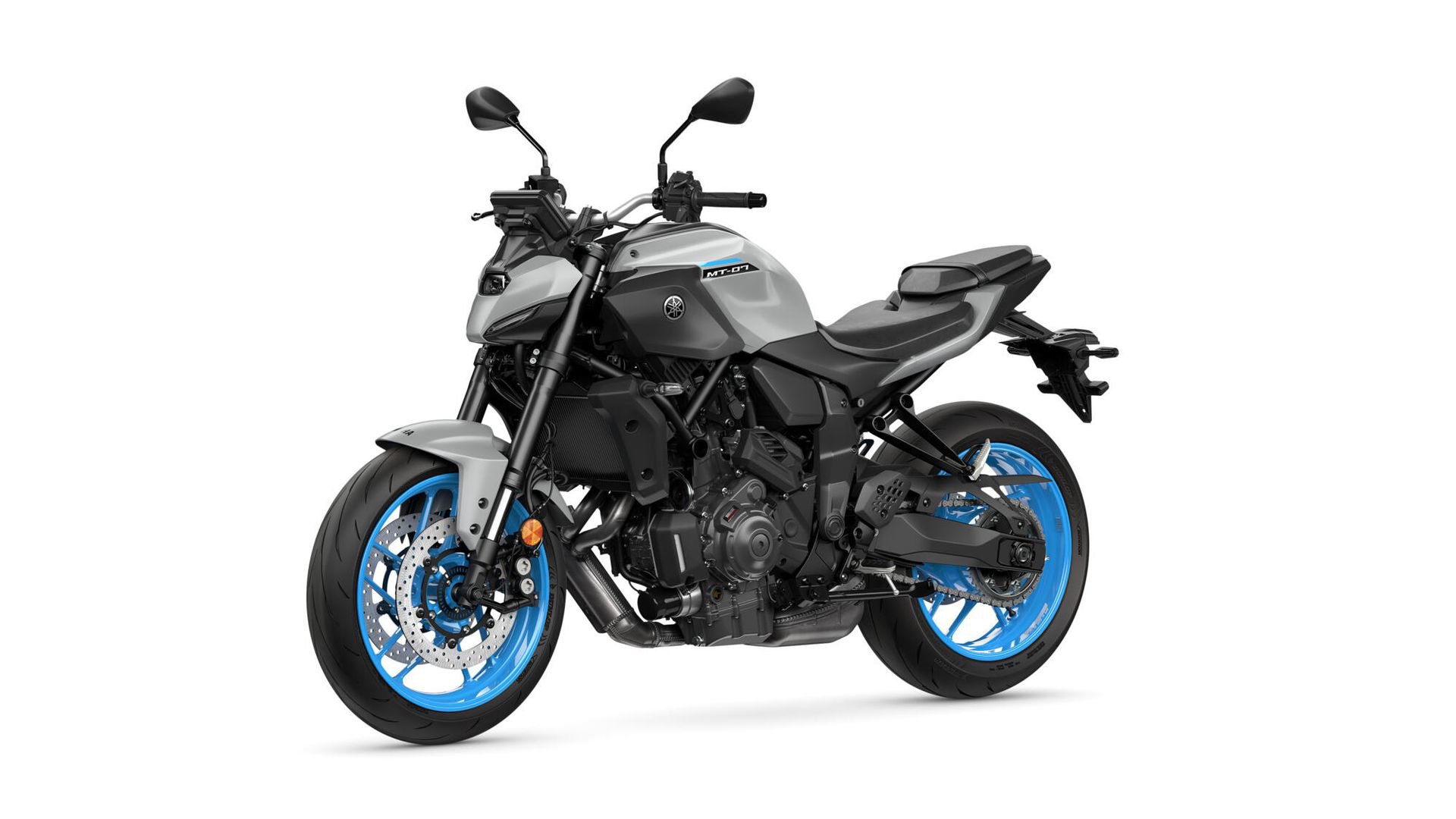Vista lateral de la Yamaha MT-07 2025, destacando su diseño y neumáticos.