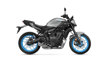 Vista lateral de la Yamaha MT-07 2025, destacando su diseño agresivo y opciones automáticas.