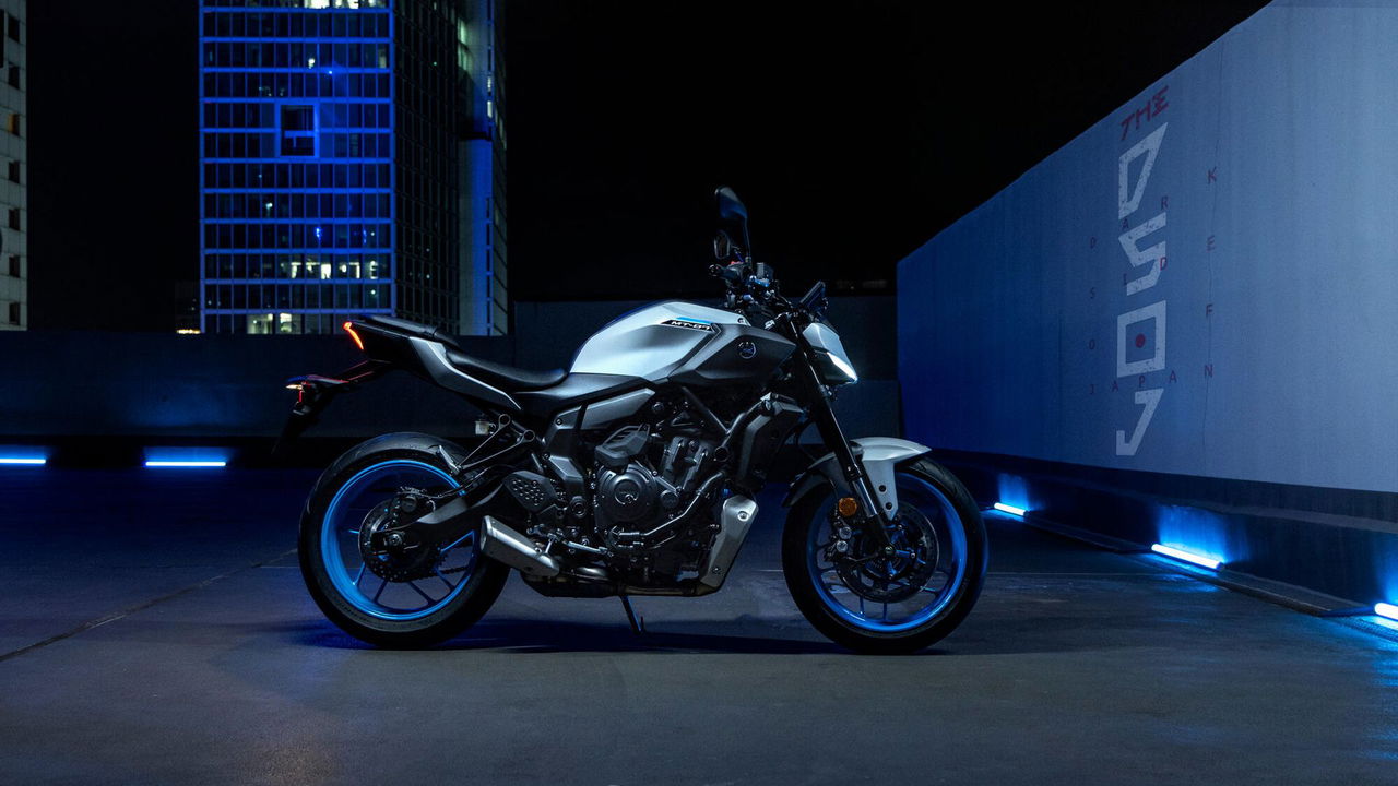 Vista lateral de la Yamaha MT-07 2025 con iluminación nocturna