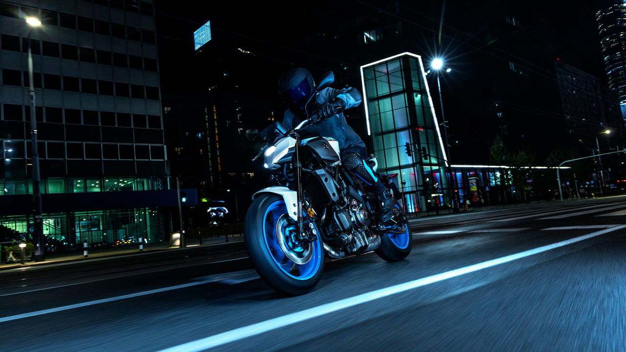 La Yamaha MT-07 2025 domina la noche con su diseño agresivo y prestaciones dinámicas.