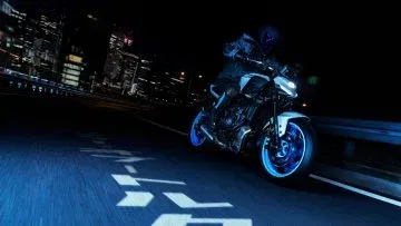 moto Yamaha MT-07 en acción nocturna, destacando su diseño dinámico moto Yamaha MT-07 en acción nocturna, destacando su diseño dinámico