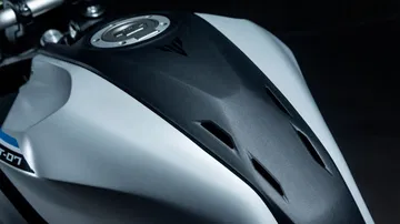 Vista cercana de la Yamaha MT-07, mostrando calidad y diseño.