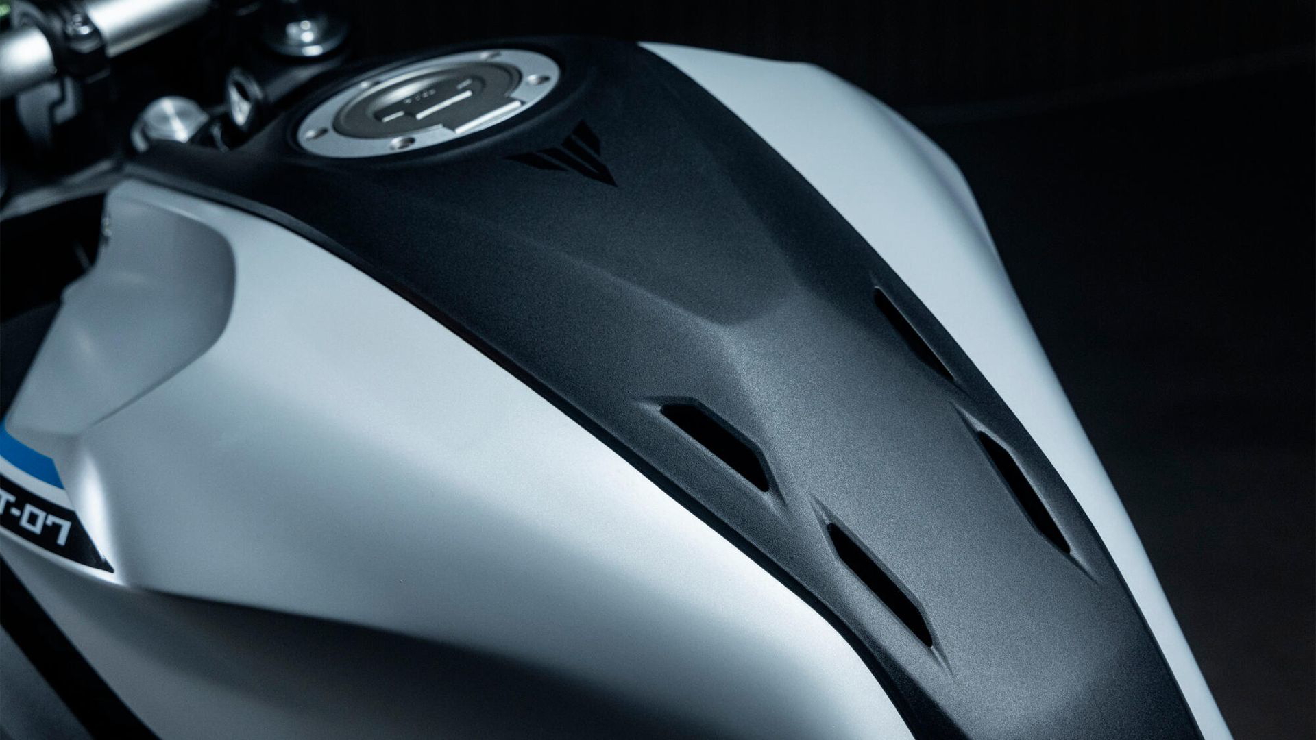 Vista cercana de la Yamaha MT-07, mostrando calidad y diseño.
