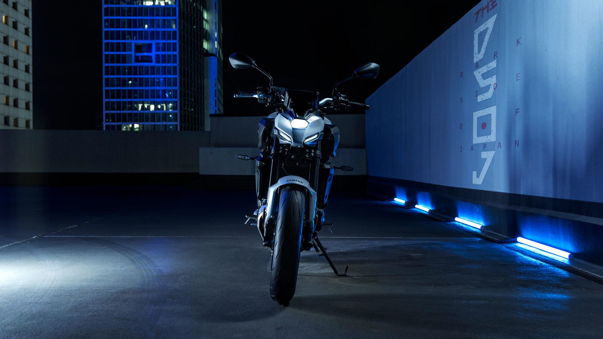 La Yamaha MT-07 2025 impresiona con su diseño trasero y perfil lateral.