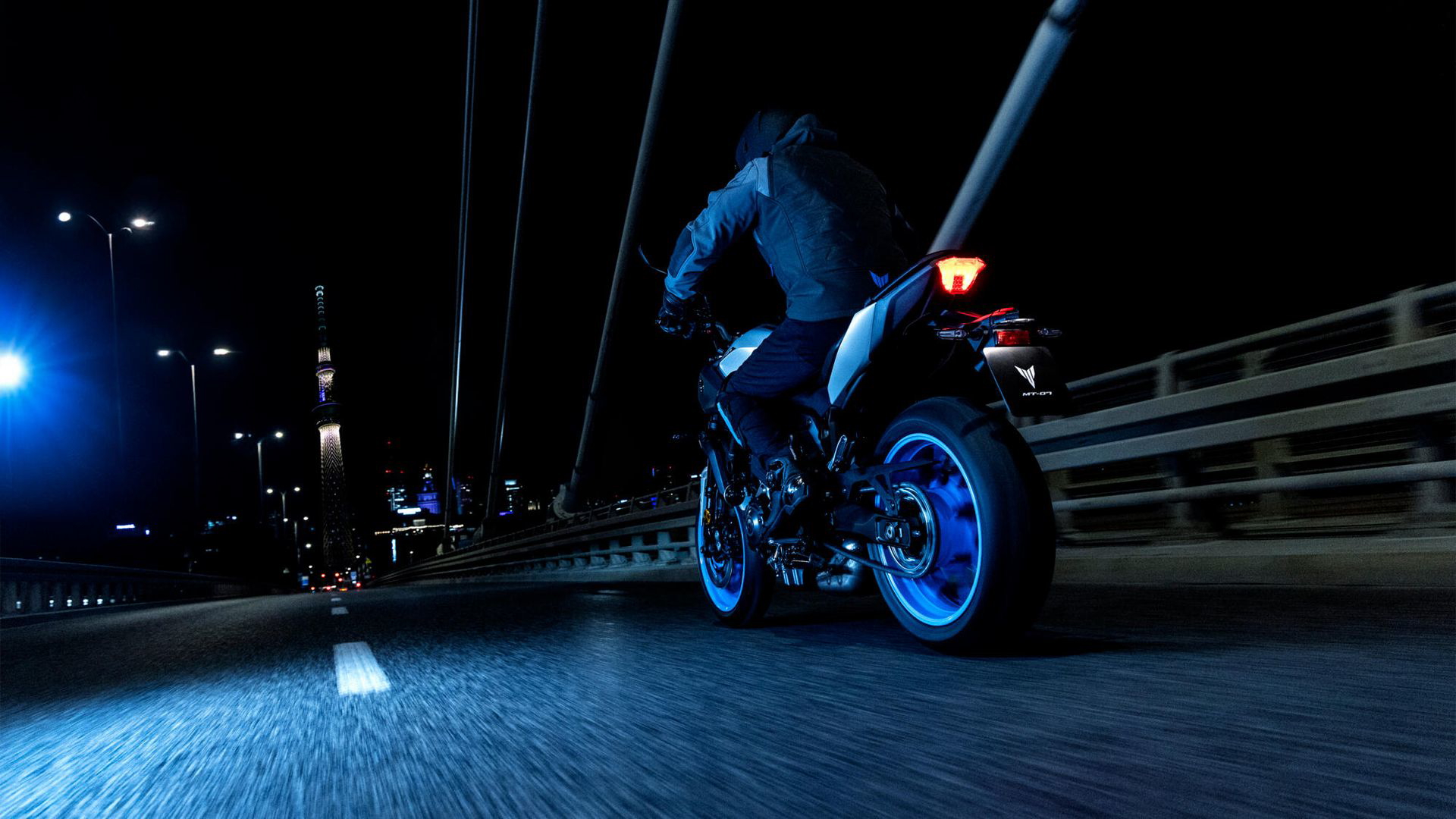 La Yamaha MT-07 en su hábitat nocturno, demostrando su diseño vanguardista.