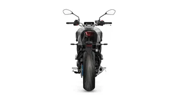 Vista frontal Yamaha MT-07 2025, diseño agresivo y compacto.