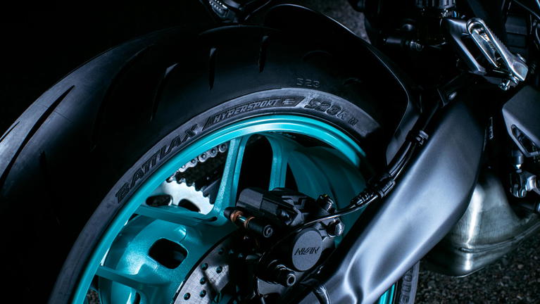 Vista parcial de la rueda de una Yamaha MT-09, enfocando frenos y llantas.