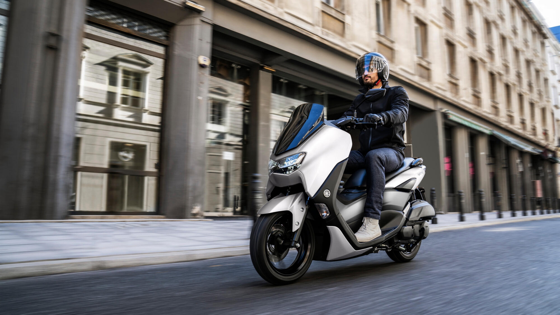 Vista dinámica del Yamaha NMAX 125 en entorno urbano.