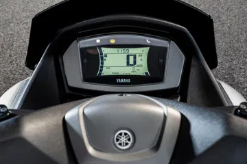 Vista cercana del cuadro de instrumentos digital de una Yamaha NMAX 125.
