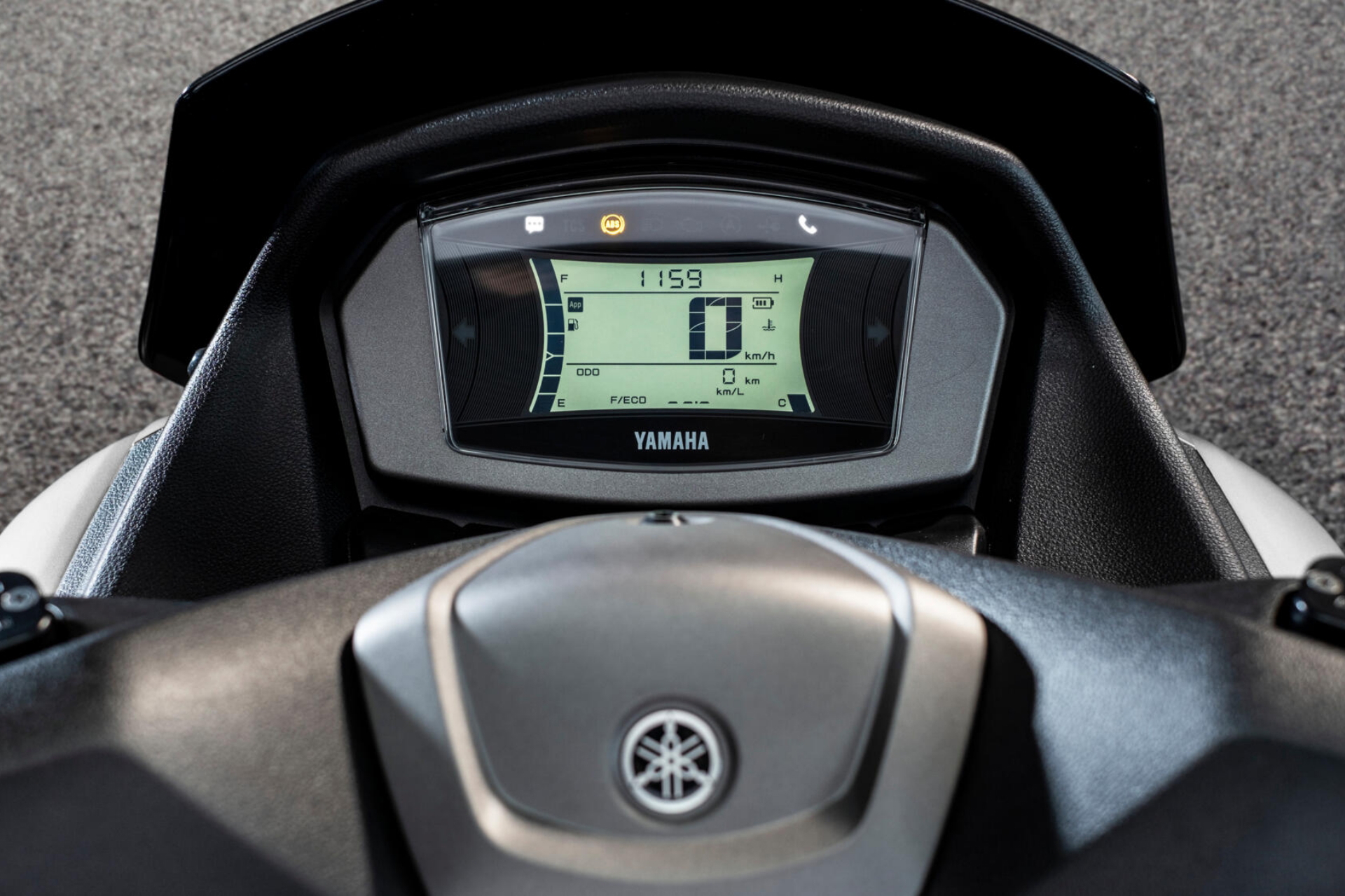 Vista cercana del cuadro de instrumentos digital de una Yamaha NMAX 125.
