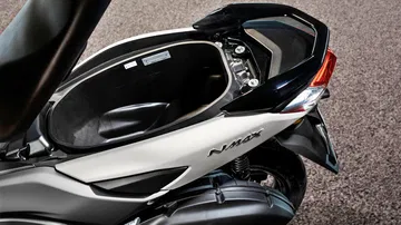 Vista parcial del scooter Yamaha NMAX 125 destacando el maletero