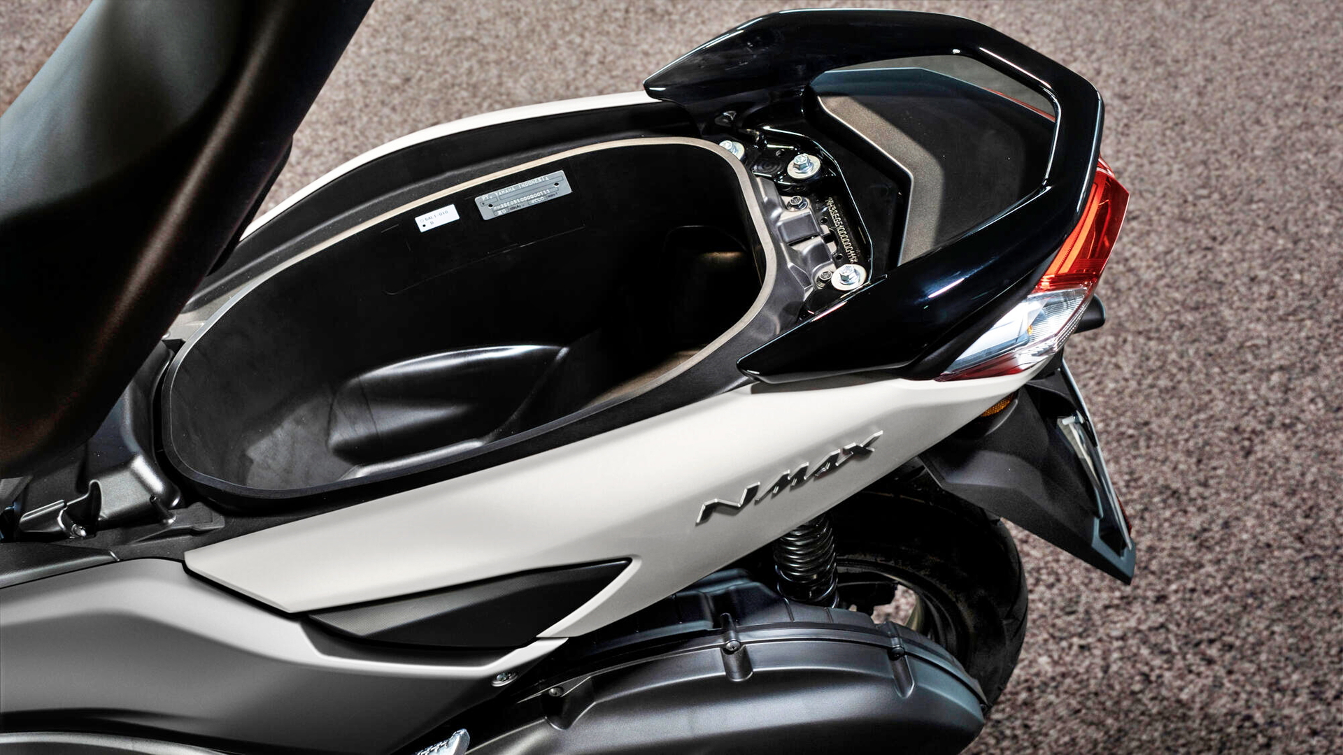 Vista parcial del scooter Yamaha NMAX 125 destacando el maletero