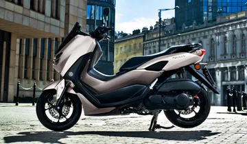 Vista lateral Yamaha NMAX 125, destacando su diseño compacto y urbano.