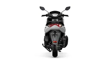 Vista frontal del Yamaha NMAX 125 destacando su diseño compacto y moderno.