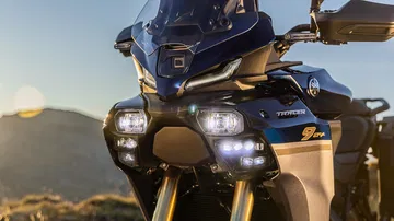 Vista dinámica Yamaha Tracer 9 con foco en el diseño aerodinámico