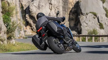 Vista dinámica de la Yamaha Tracer 9 en acción, diseño enfocado en rendimiento.