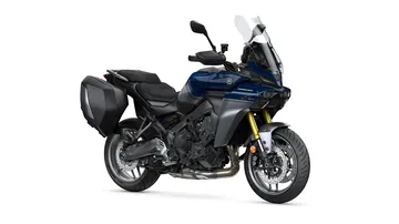 Vista lateral de Yamaha Tracer 9 con diseño aerodinámico y maletas integradas.