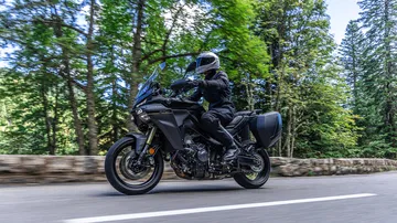 Vista lateral dinámica Yamaha Tracer 9, realzando su diseño aerodinámico.