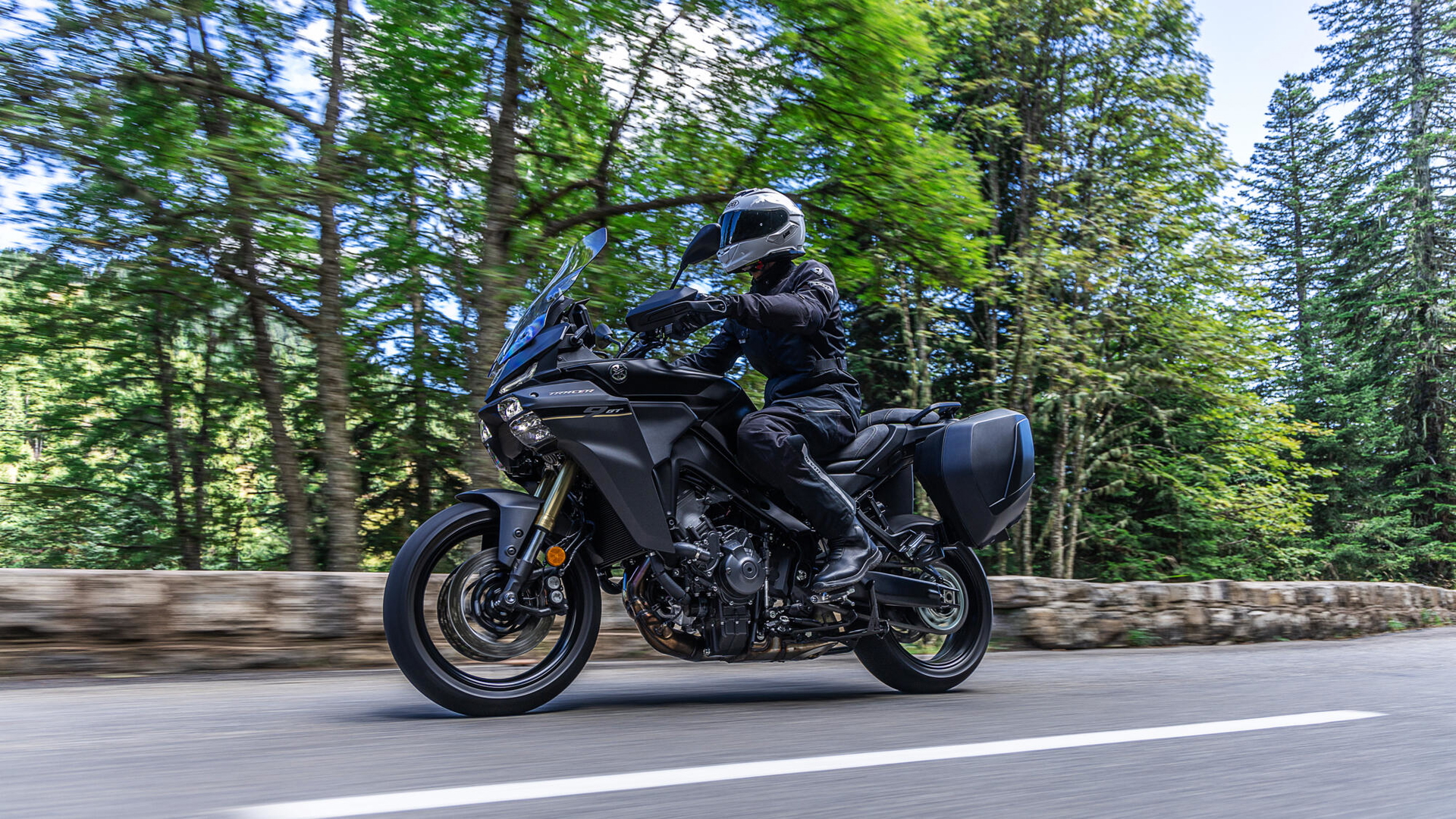 Vista lateral dinámica Yamaha Tracer 9, realzando su diseño aerodinámico.