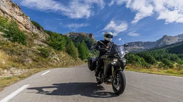 Vista lateral Yamaha Tracer 9, crossover de alta tecnología.